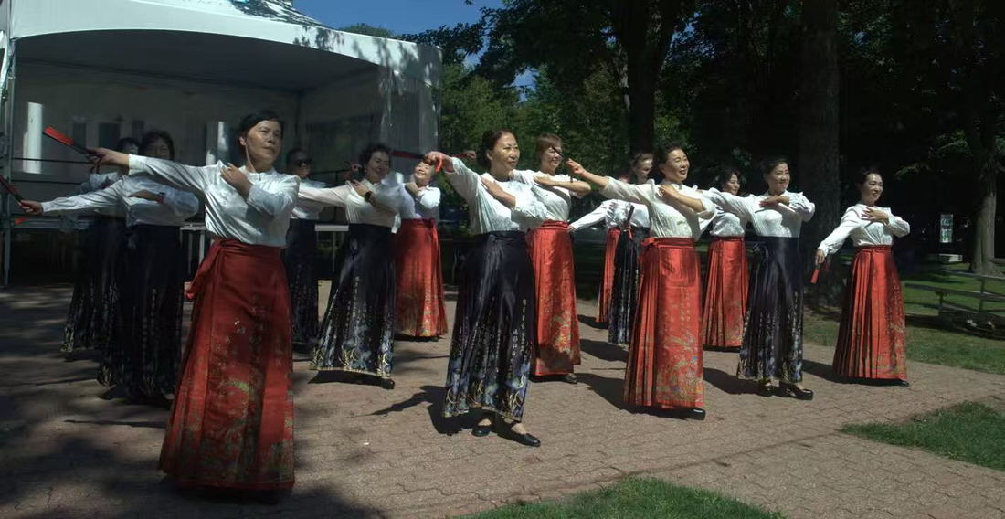 Fan dance performance in mamianqun skirts